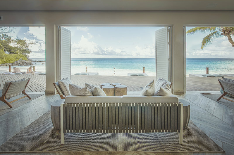 Carana Beach Hotel Mahe - In der stylischen Bar mit grandiosem Blick auf den Ozean