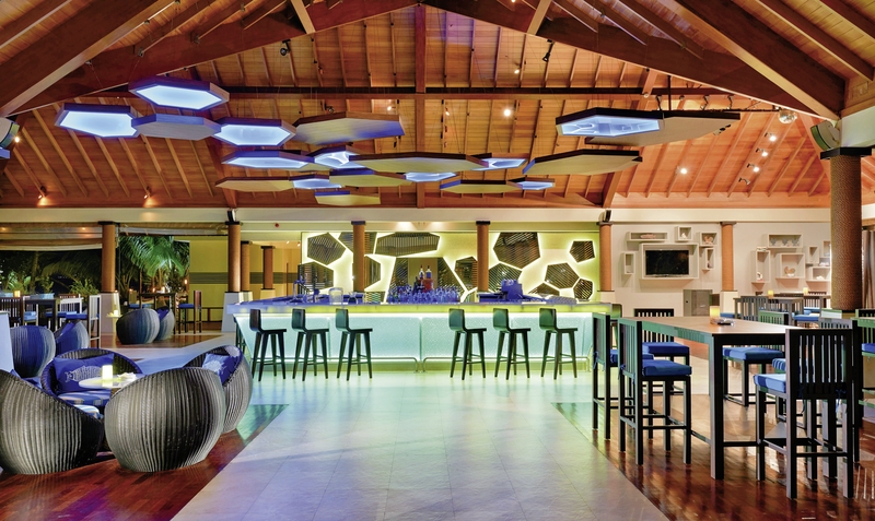 Hilton Seychelles Labriz Silhouette - In der stylischen Bar