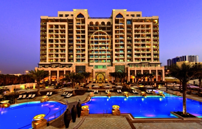 Ajman Saray Luxus Resort - Abendlicher Blick auf die Anlage