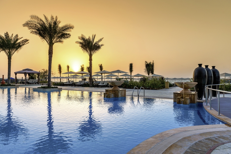 Ajman Saray Luxus Resort - Abends am Pool spazieren