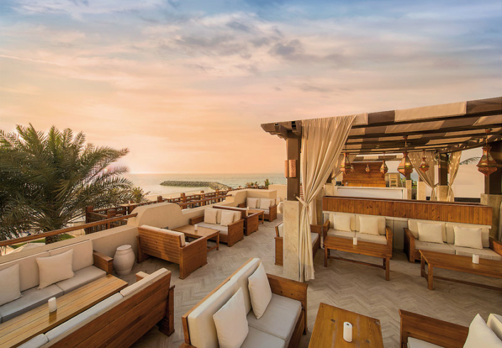 Ajman Saray Luxus Resort - Abends auf der Bar Terrasse