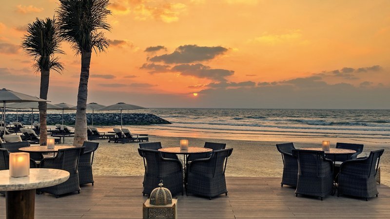 Ajman Saray Luxus Resort - Abends in der Strandbar