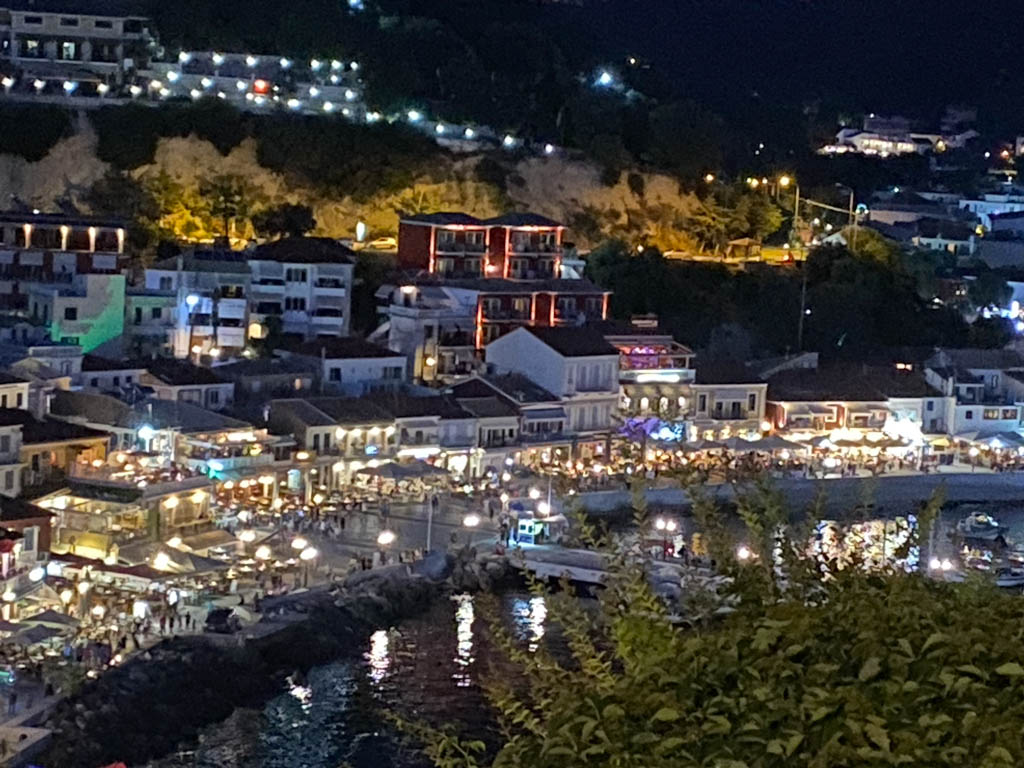 In Parga vom Hügel mit dem Kastell auf den Hafen blicken bei Nacht