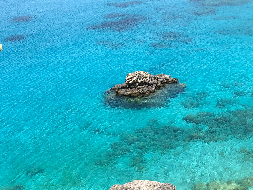 Im Dörfchen Agios Nikitas unterwegs mit Blick von oben auf das Meer