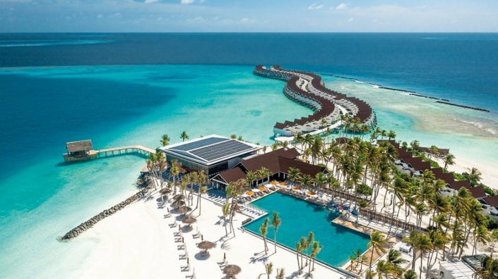 Oblu Xperience Ailafushi Malediven - Blick über Strand und Hauptpool