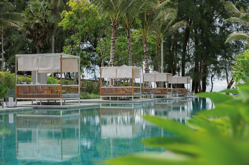 Balinesische Betten am Pool