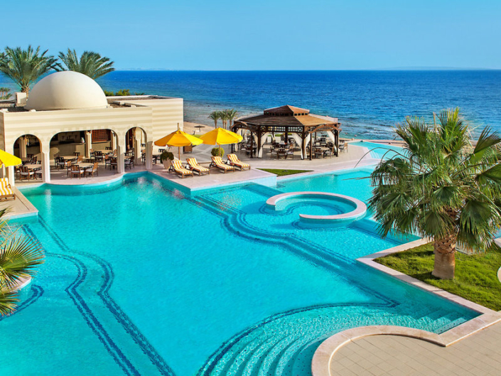 Oberoi Beach Resort Ägypten - Wunderbarer Blick über den Pool, die Poolbar und das Meer
