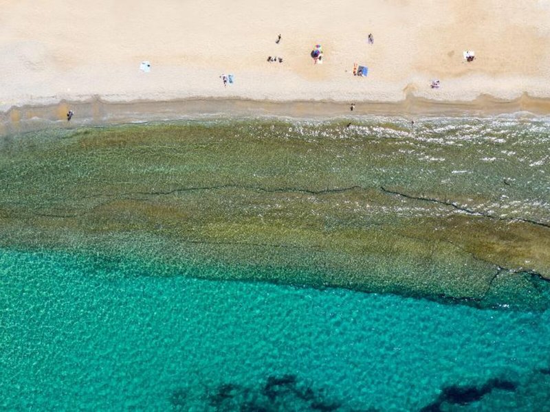 Mykonos Earth Suites Kykladen - Blick von oben auf den tollen Strand