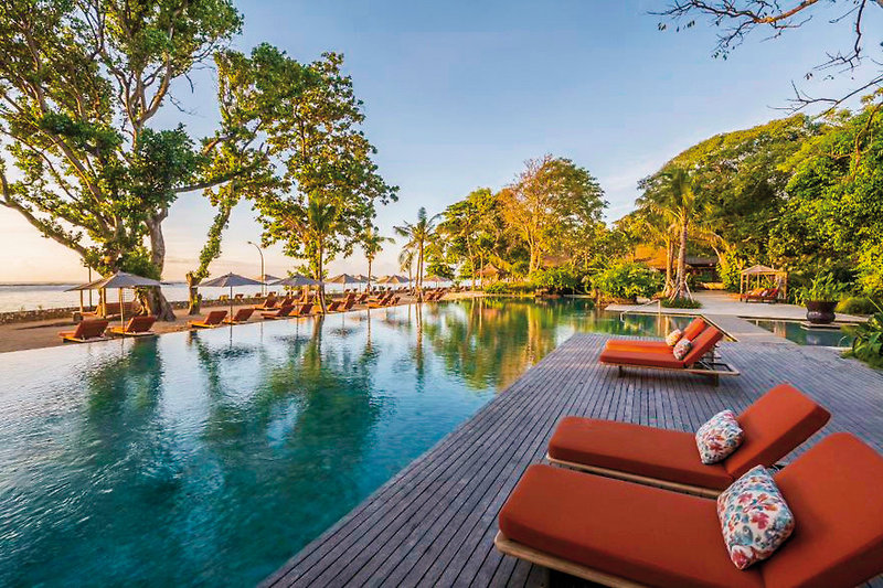 Andaz Bali Sanur - Luxusurlaub - Am Pool entspannen