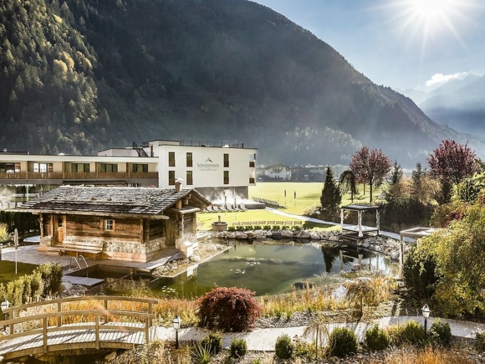 Hotel Schwarzenstein Südtirol - Badeteich und Badehaus
