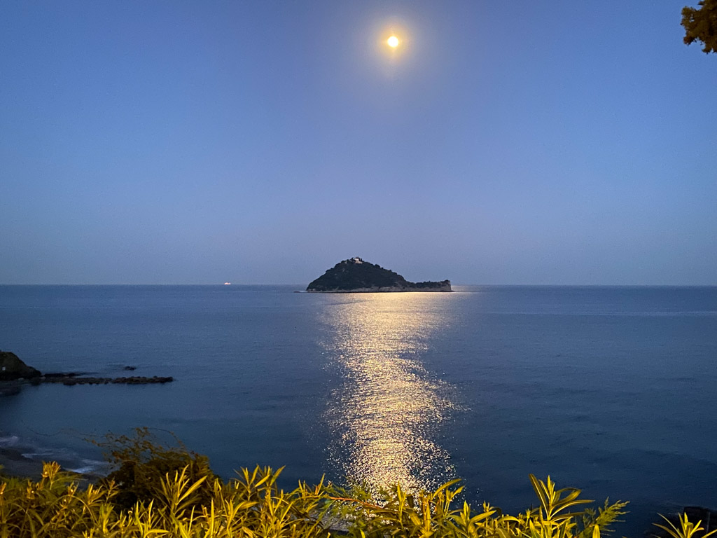 Urlaub in der Vorsaison in Ligurien - Wunderbarer Mond bei klarem Himmel über dem Meer