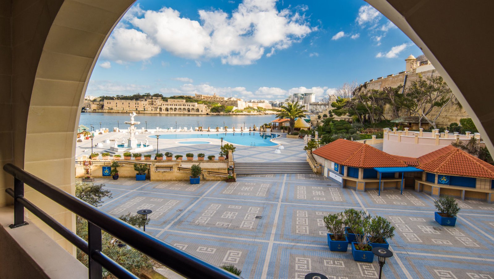 Inselglück im Mittelmeer im Herbst 2022 mit TUI - Grand Hotel Excelsior - Am Pool