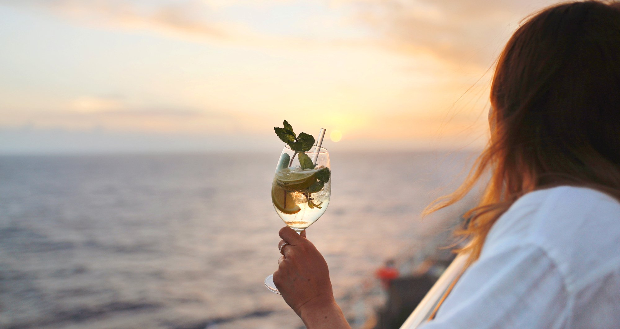 Sonnige Mein Schiff Wohlfühlzeit - Karibischer Langzeiturlaub - Mit einem Drink an der Reling