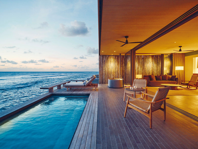 Patina Maldives Fari Islands - Abends auf der eigenen Terrasse der Wasservilla mit Blick auf den Ozean