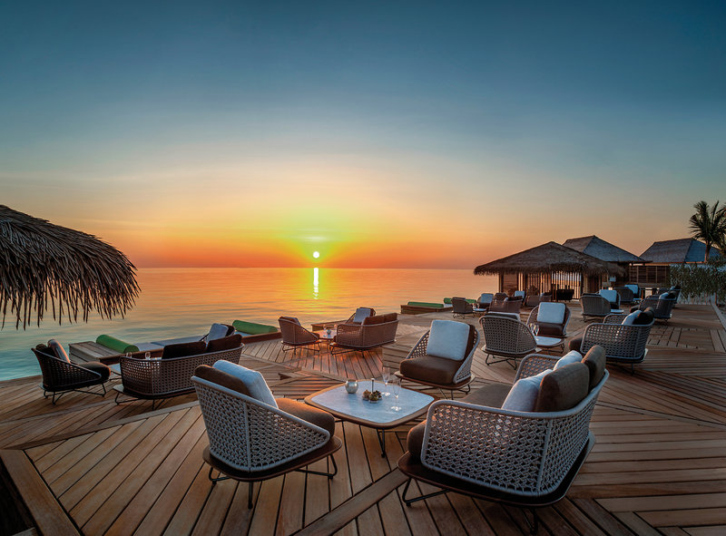 Waldorf Astoria Maldives Ithaafushi - Sonnenuntergang auf der Bar Terrasse