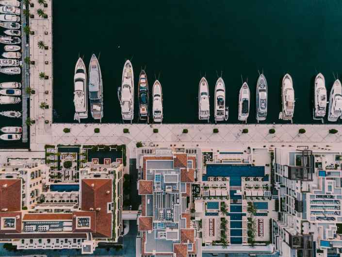 Regent Porto Montenegro - Cooler Blick aus der Vogelperspektive auf Hotel und Hafen