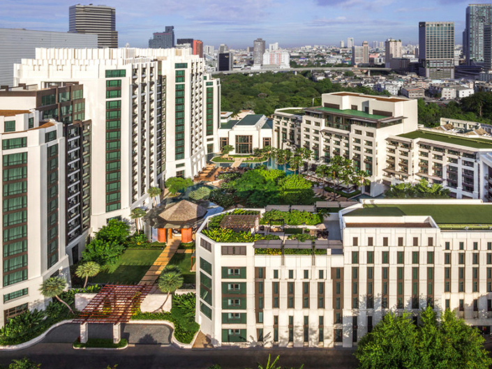 SIAM Kempinski Hotel Bangkok - Blick über die Pool Anlage und das Hotel
