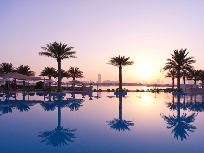 Raffles The Palm Dubai - Den Sonnenuntergang am Pool geniessen