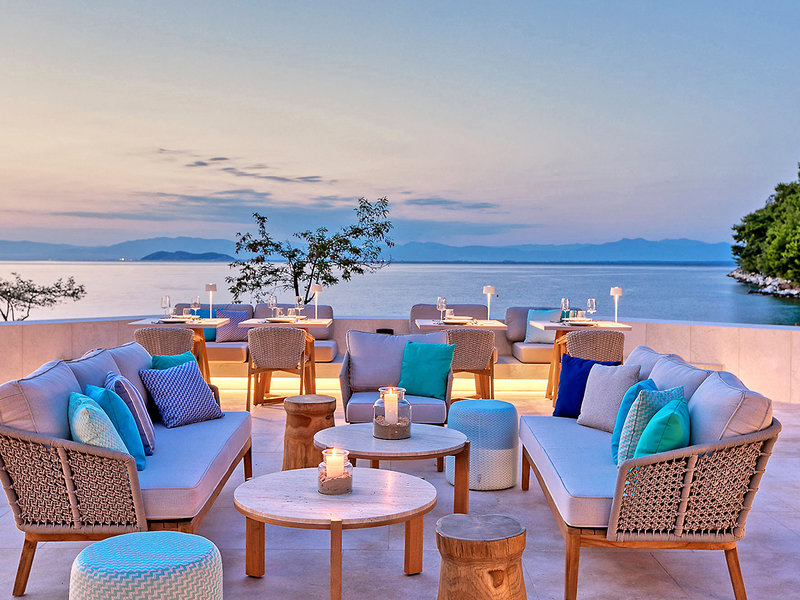 Vathi Cove Luxury Resort & Spa - Abends auf der Bar Terrasse mit tollem Blick auf das Mittelmeer