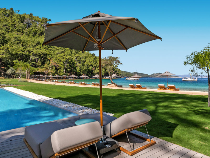 Vathi Cove Luxury Resort & Spa - Superbequeme Sonnenbetten am Pool und am Strand