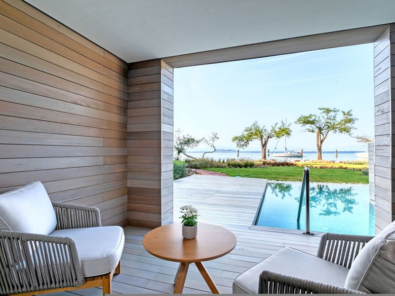 Vathi Cove Luxury Resort & Spa - Wohnbeispiel mit Terrasse und Poolzugang