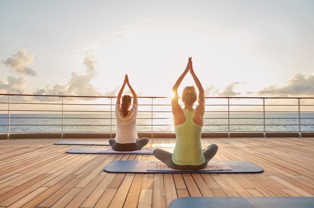 Sommerhoch2 mit Hapag-Lloyd Cruises - Yoga auf Deck bei Sonnenaufgang