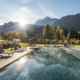 Bad Moos Dolomites Spa Resort - Am Pool unter blauem Himmel