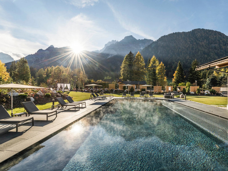 Bad Moos Dolomites Spa Resort - Am Pool unter blauem Himmel