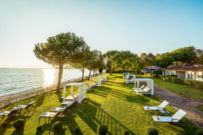 Splendido Bay Luxury Spa Resort - Blick bei Sonnenuntergang auf die Liegewiese