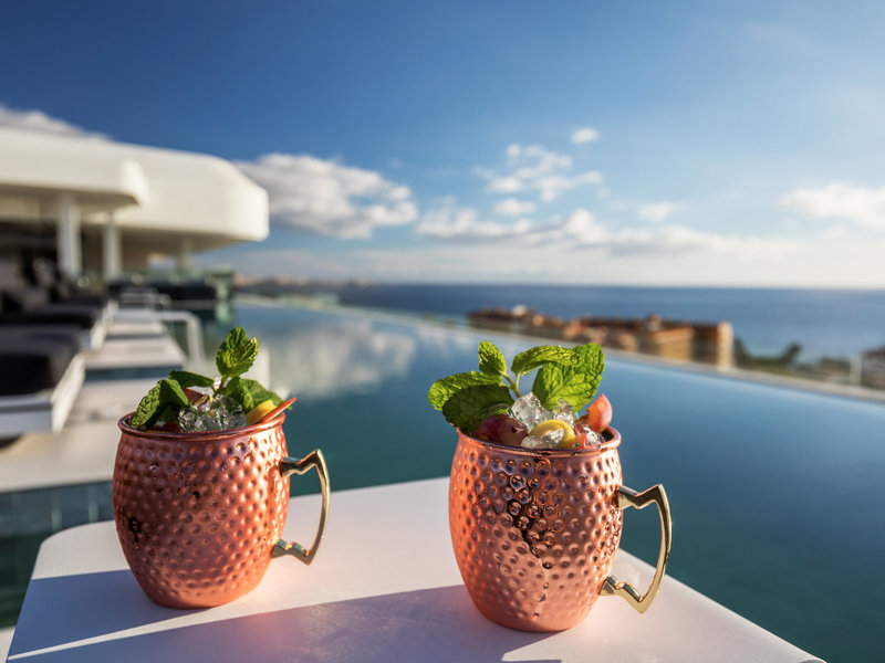 Royal Hideaway Corales Beach & Suites - Ein Drink aus der Poolbar