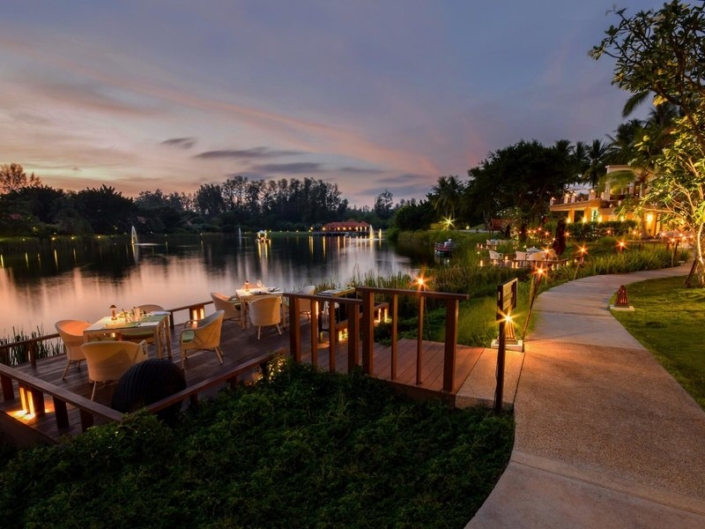 Banyan Tree Phuket Resort - Dinnertime am Wasser