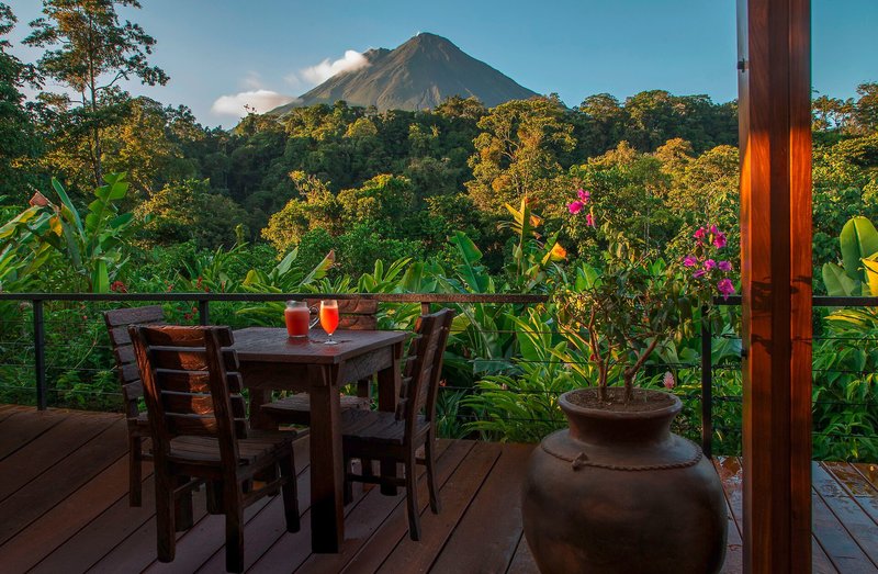 Amor Arenal - Wunderbarer Blick in die Umgebung mit einem Drink auf der Terrasse