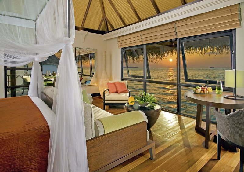 Four Seasons Resort Kuda Huraa - Abends in der Wasservilla über dem Ozean