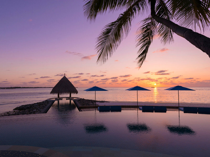 Four Seasons Resort Kuda Huraa - Sonnenuntergang über dem Ozean