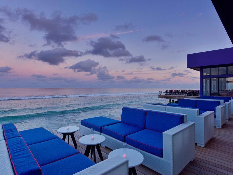 Kandima Maldives - Auf der Bar Terrasse über dem Meer