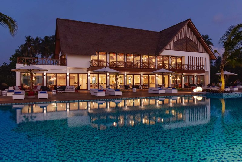 Mercure Maldives Kooddoo Resort - Abends am Pool