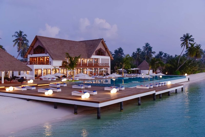 Mercure Maldives Kooddoo Resort - Auf dem Pooldeck am Abend