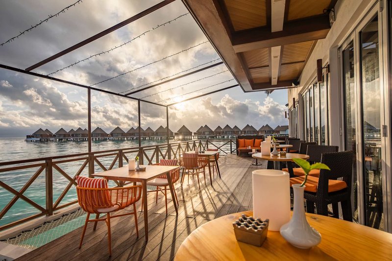Mercure Maldives Kooddoo Resort - Auf der Bar Terrasse