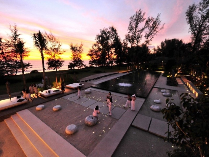 Renaissance Phuket Resort & Spa - Abends am Pool und der Poolbar