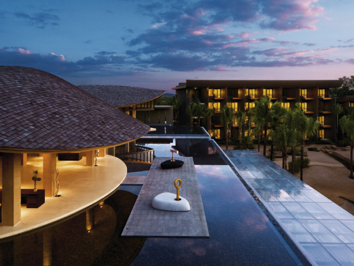 Renaissance Phuket Resort & Spa - Wunderbarer Infinitypool am Abend