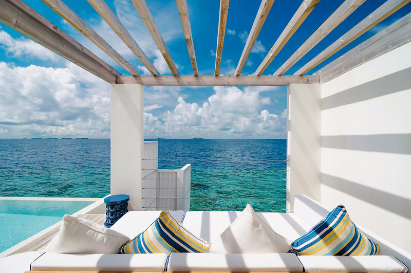 Amilla Maldives Resort and Residences - Die eigene Terrasse über dem Meer in einer der Wasservillen