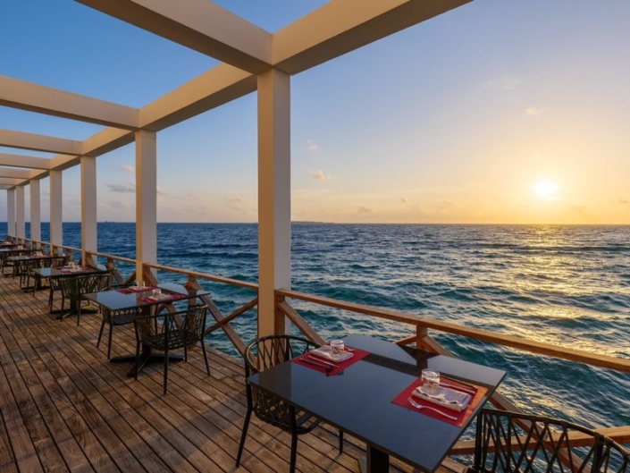Amilla Maldives Resort and Residences - Dinner for Two am Abend bei Sonnenuntergang