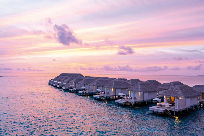 Baglioni Resort Maldives - Abendlicher Blick auf die Wasservillen