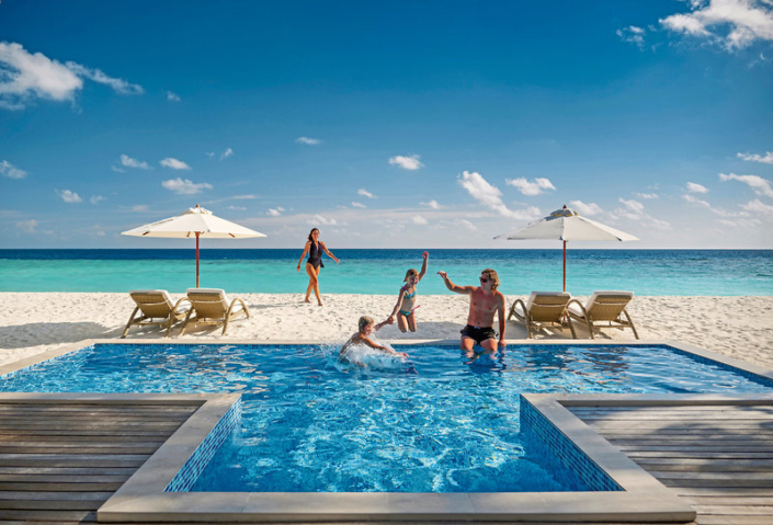 Baglioni Resort Maldives - Poolfeeling am Strand der Malediven