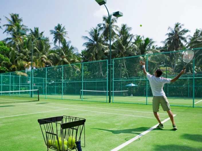 Dusit Thani Maldives - Beim Tennis