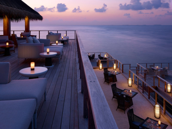 Dusit Thani Maldives - Die Bar Terrasse