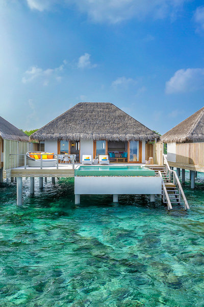 Dusit Thani Maldives - Eine der coolen Wasservillen mit Terrasse und Pool