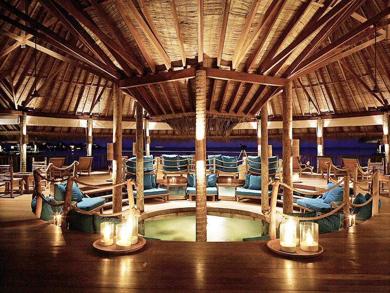 Gili Lankanfushi Maldives - In der stylischen Bar am Meer entspannen