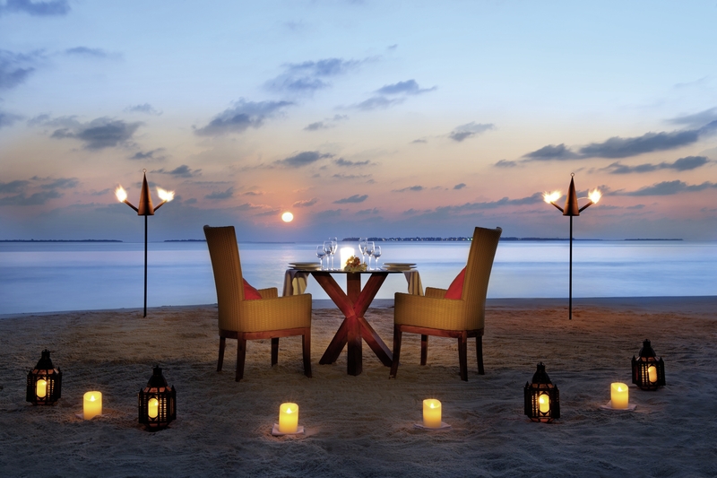 JA Manafaru - Romantisches Dinner am Strand