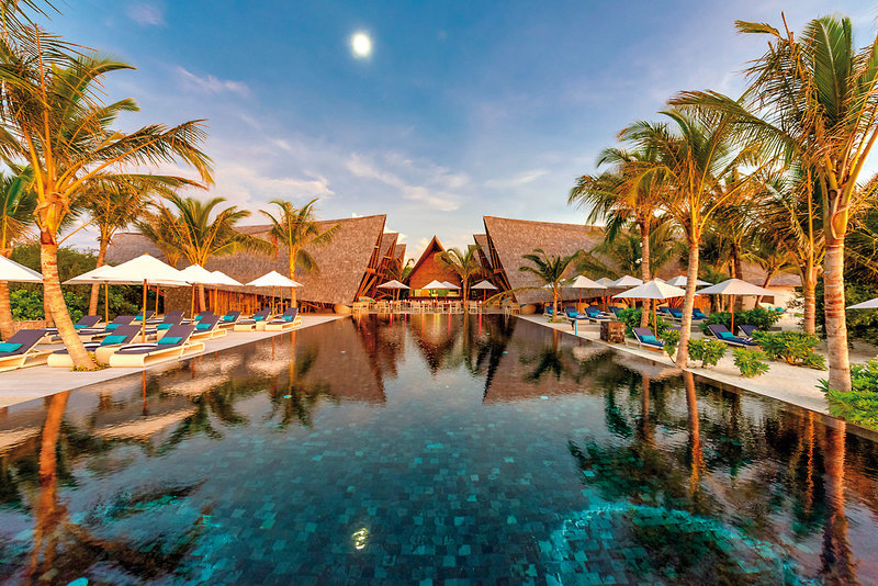 Mövenpick Resort Kuredhivaru Maldives - Abends am Pool